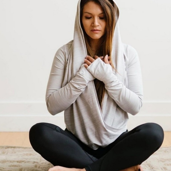 Zyia | Yoga Shawl in Light Grey Space Dye - Picture 1 of 4